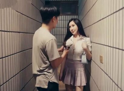 sex chịch gái múp Nhìn thấy bạn gái của con trai tự sướng, bố Anh xã muốn giúp và hứa chỉ làm tình 10 giây thôi nhưng…